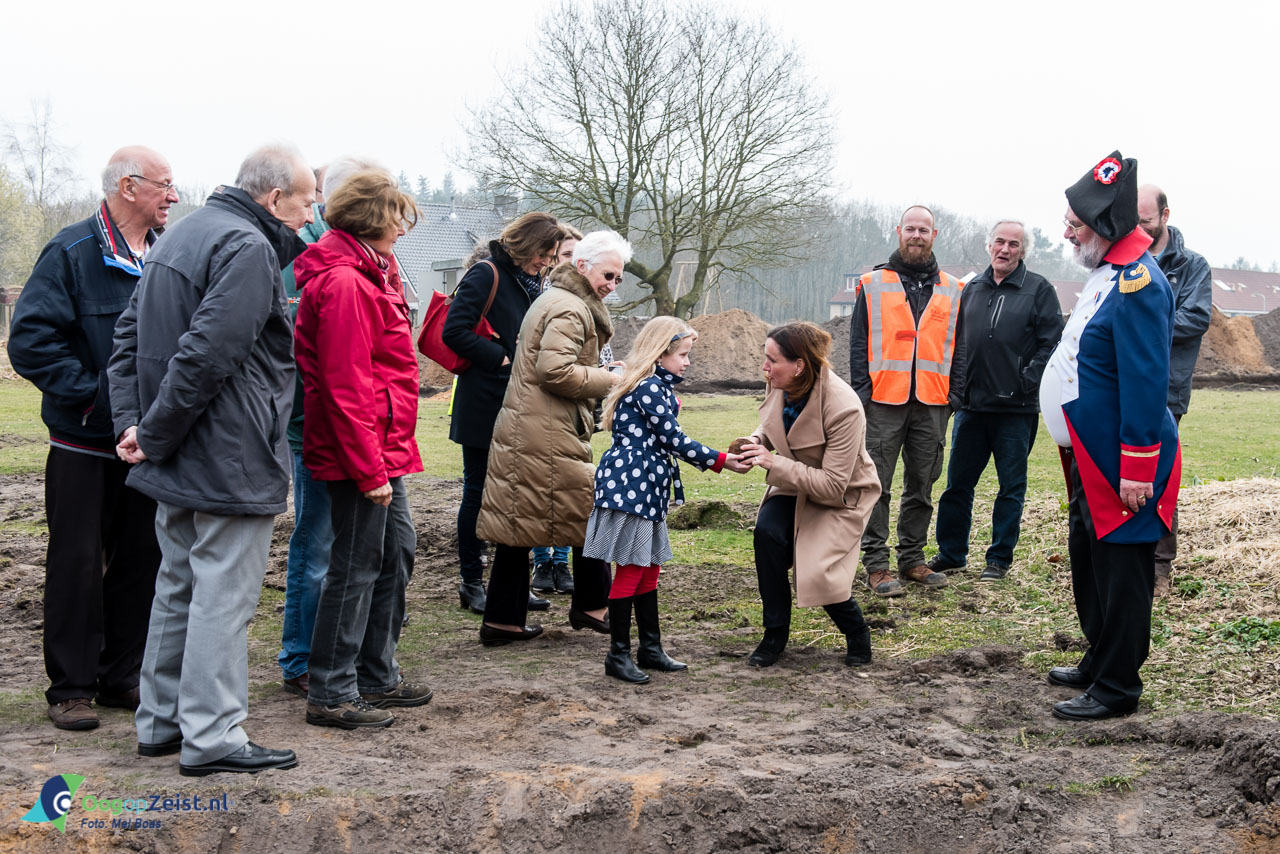 Wijk Wethouder Verbeek kwam polshoogte nemen bij de proef opgravingen in Austerlitz