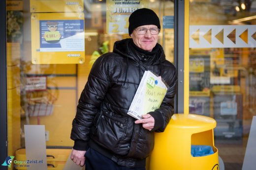 Ion staat al 10 jaar met zijn straatnieuws voor de deur van de supermarkt in winkelcentrum Vollenhove.