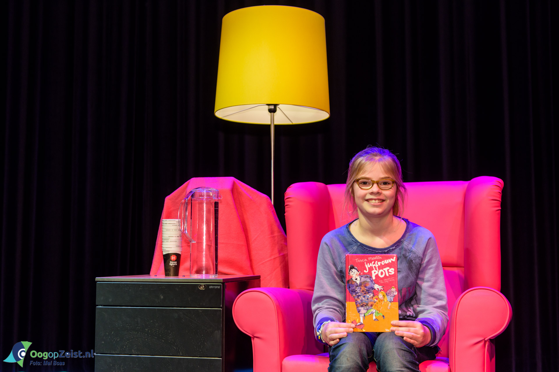 Maud gaat klaarzitten om te gaan voorlezen