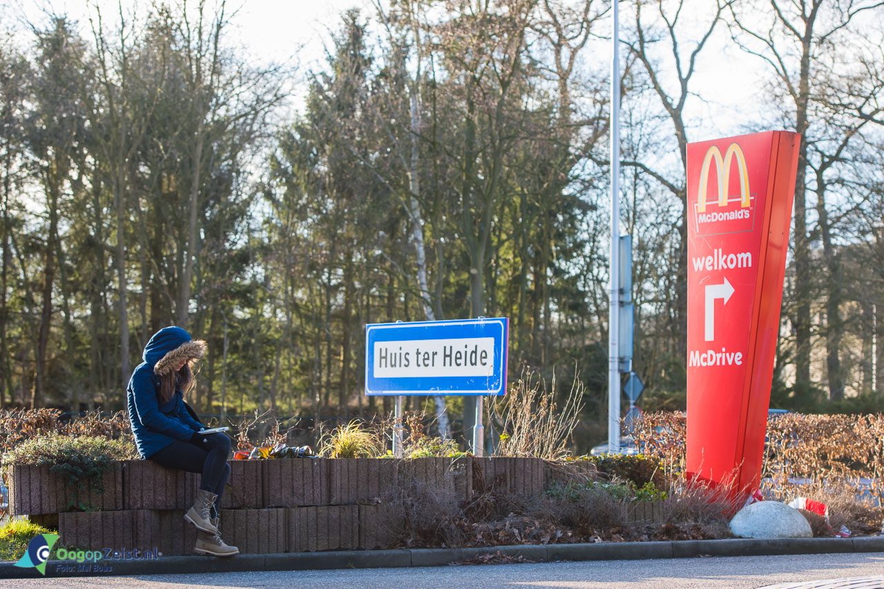 Wachten tot ze opgehaald wordt door haar vader