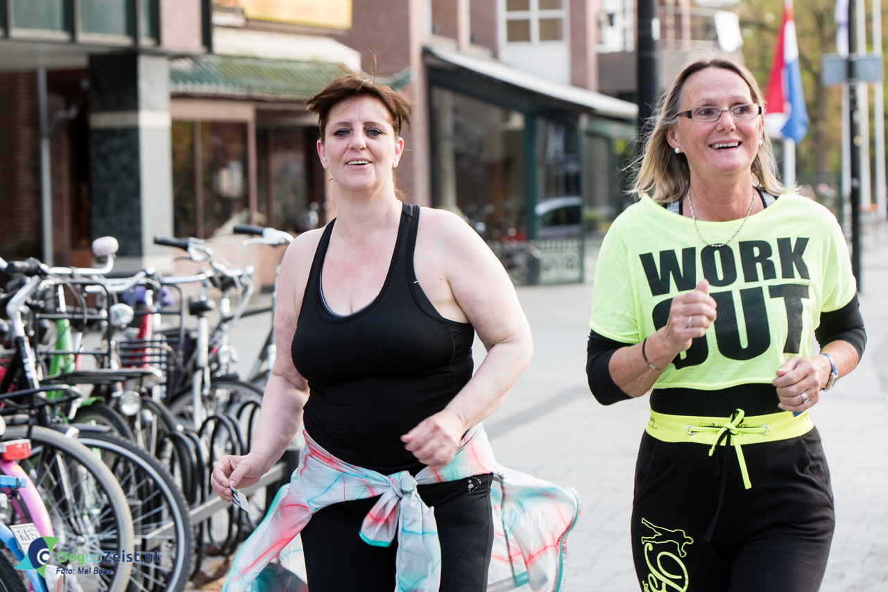 Nooit te oud op te sporten een rondje slot joggen. De dames zijn in training voor de meidenloop in Utrecht