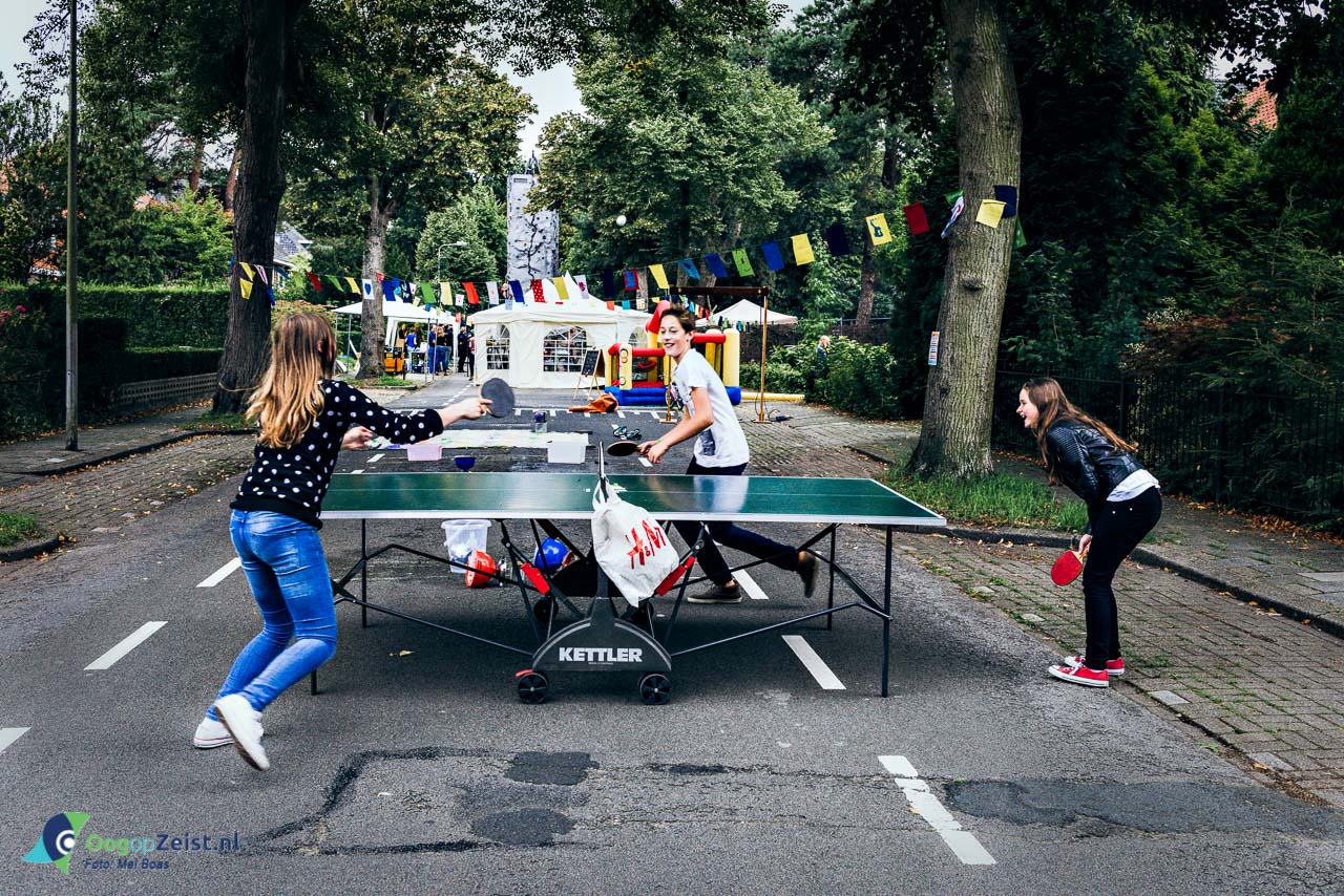 Tafeltennis tijdens het straatfeest op de Dalweg in Ziest