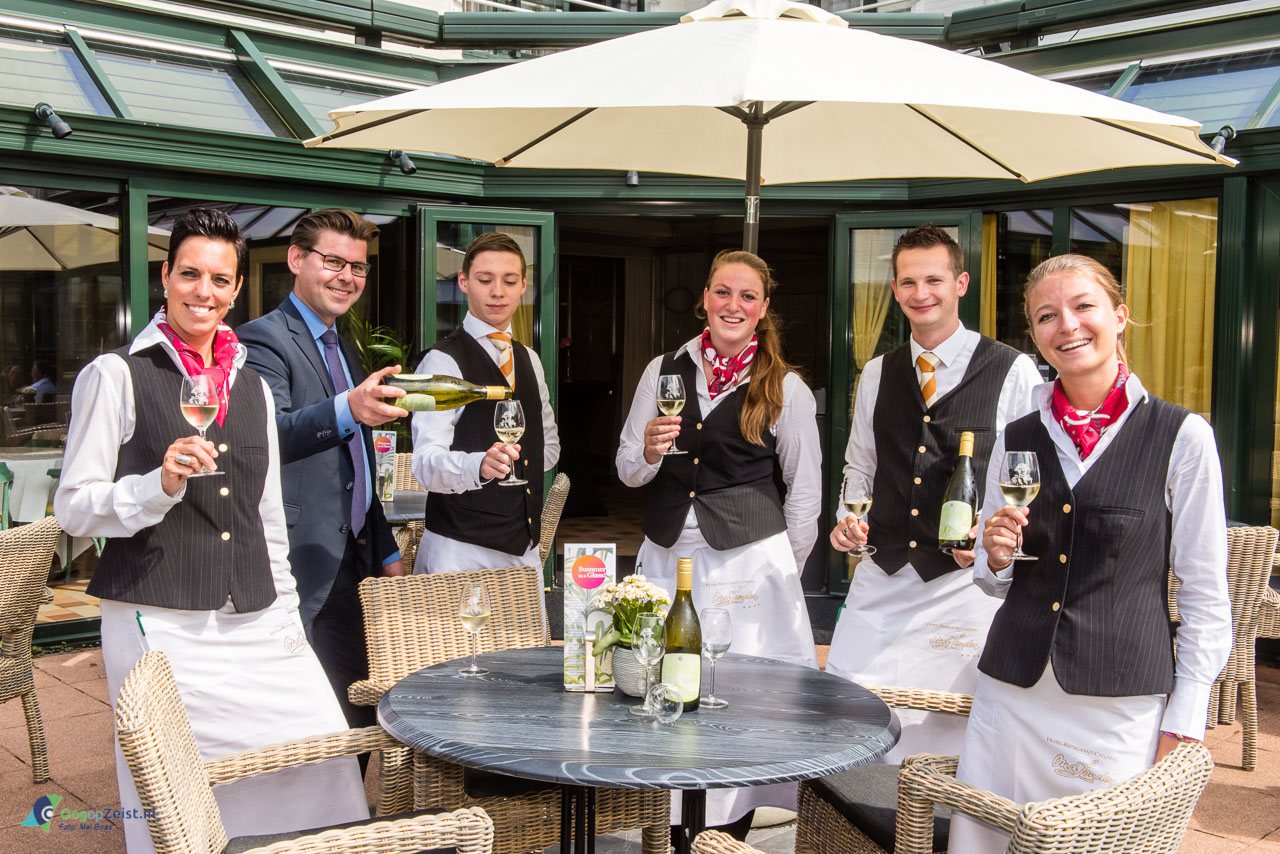 Personeel Oud London toost op de eigen witte wijn Cuvee, die bij iedereen goed in de smaak valt