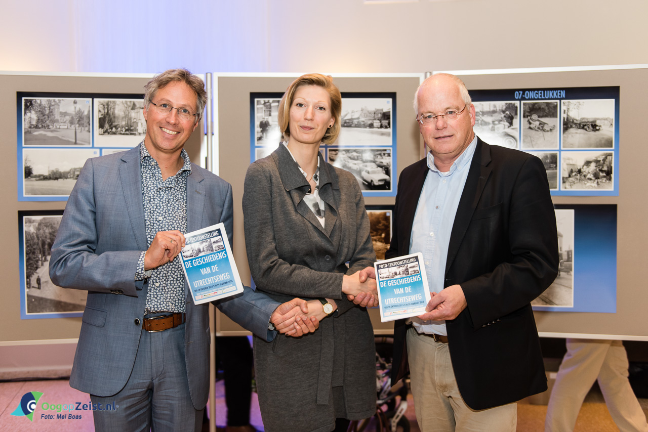 De wethouders ontvangen het expositieboekje