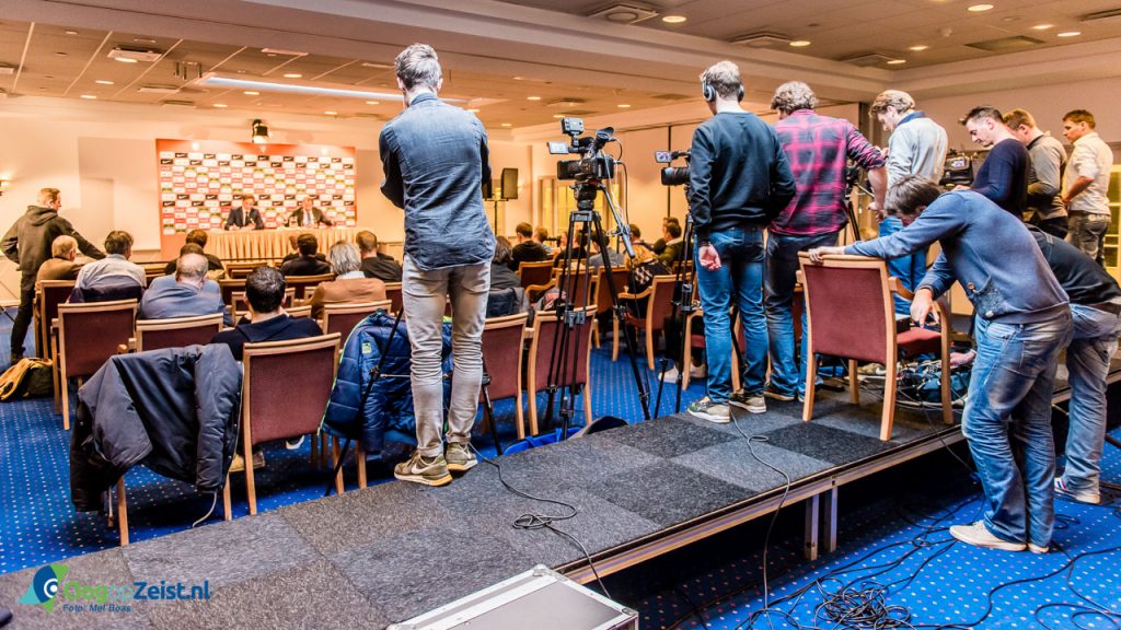 6 kamera ploegen leggen hetzelfde beeld vast tijdens KNVB Persconferentie met de Bondscoach.