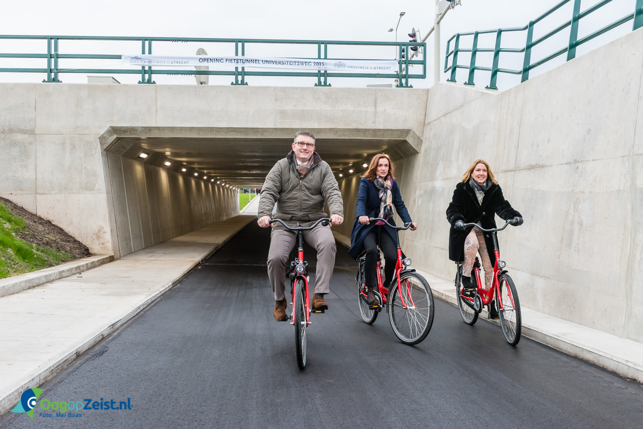 Gedeputeerde Jacqueline Verbeek-Nijhoff opent de fietstunnel onder de universiteitsweg