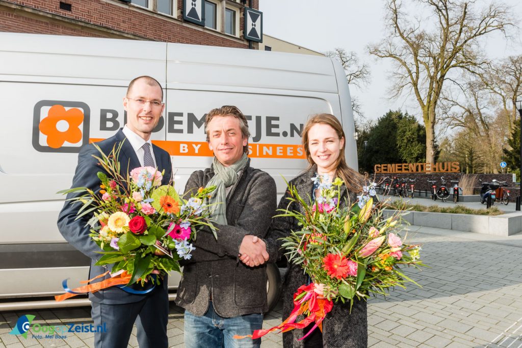 Bloemetje.nl overhandigd een bouquet aan wethouder Sander Jansen