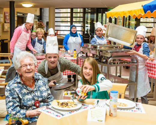 Nationale pannenkoekendag Kinderen van basisschool Oud Zandbergen bakken pannenkoeken bij Vredenoord