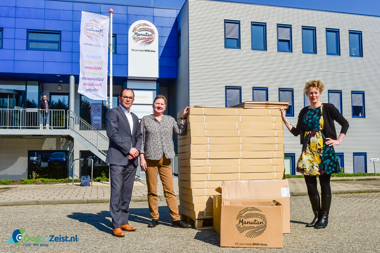 Manutan doneert whiteboards voor taallessen in de noodopvang van Soesterberg