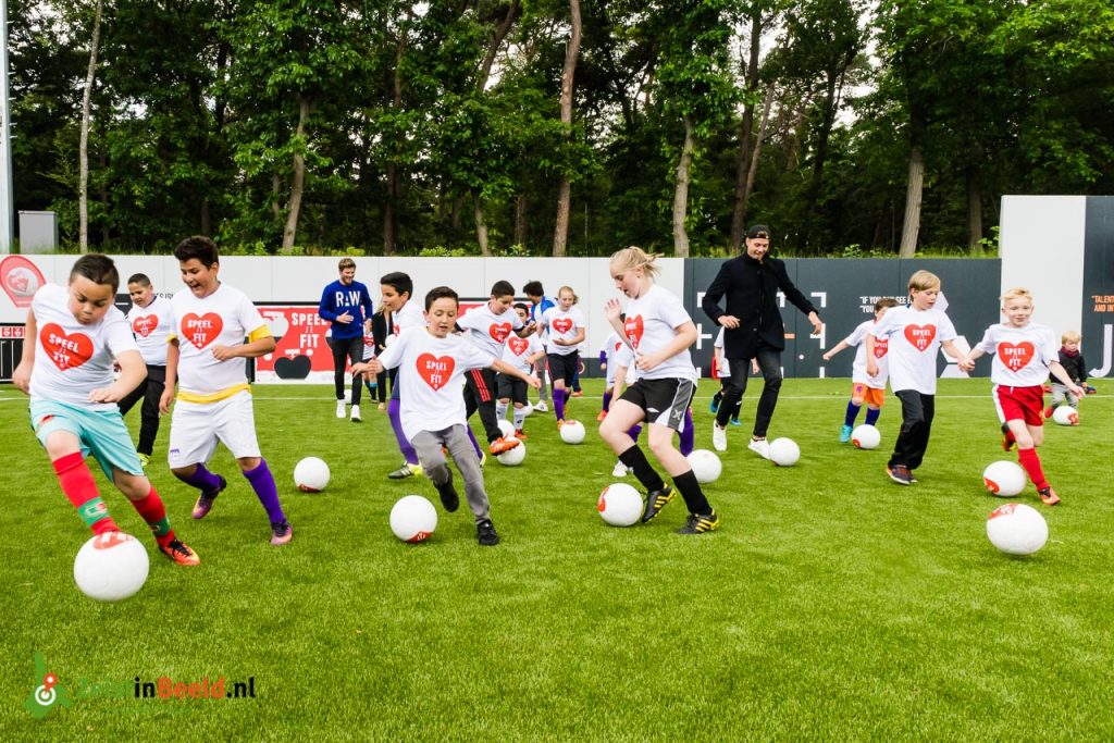AGroepsfoto met ambassadeurs van het 'speel je fit' programma op de KNVB Campus in Zeist
