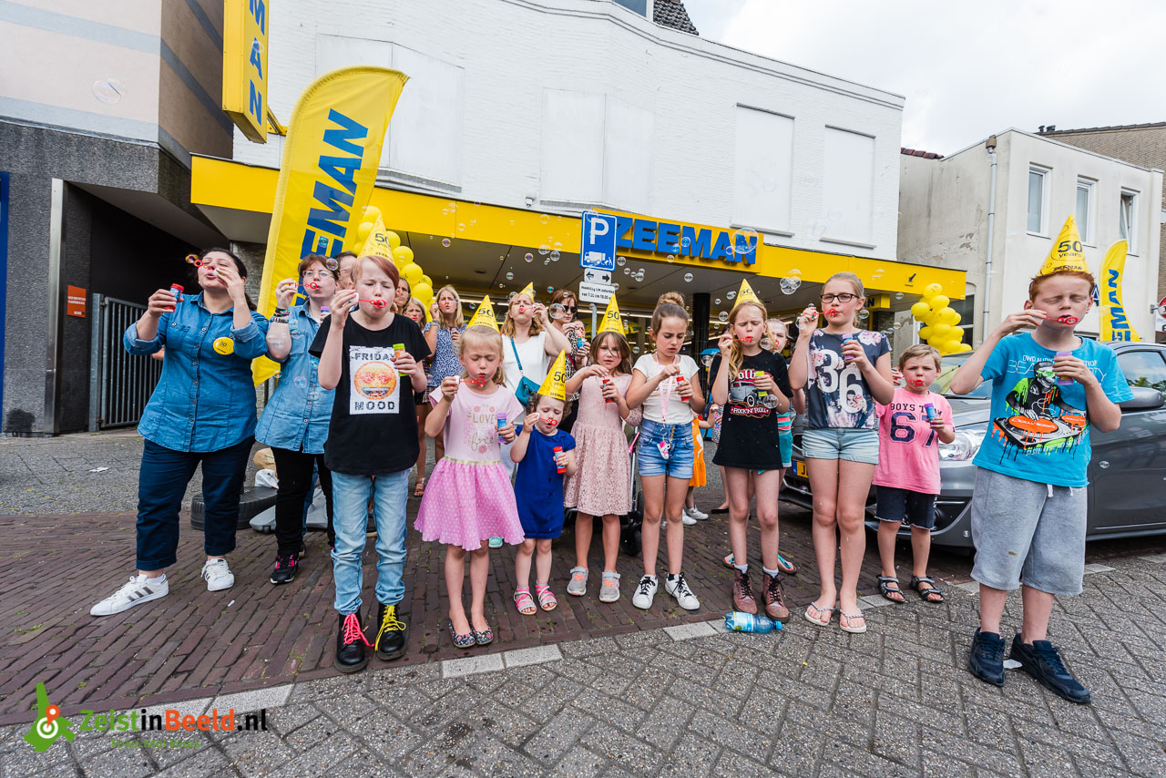 Zeeman viert 50 jaar met wereldrecordpoging simultaan bellenblazen!
