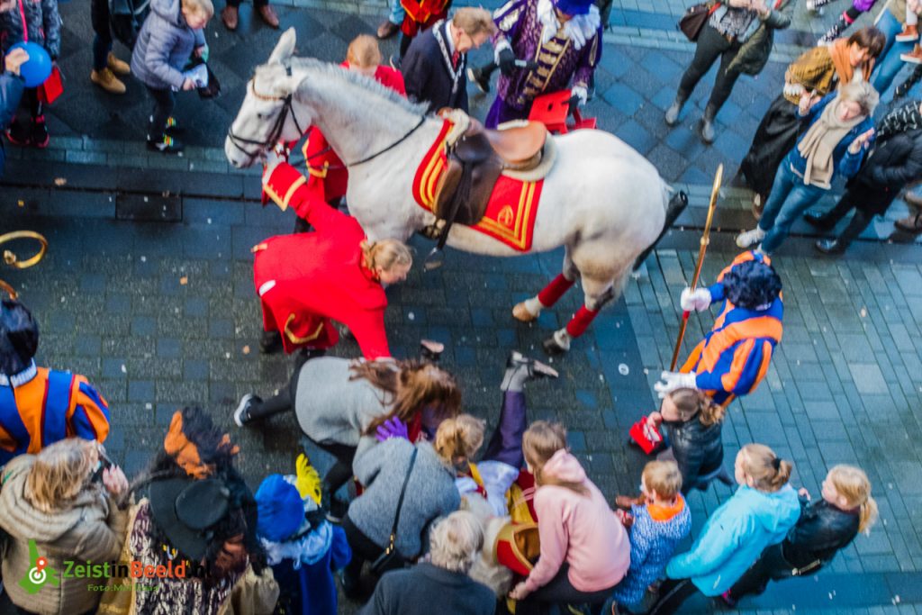 Sinterklaas valt van Paard tijdens intocht in Zeist. Gelukkig was de oude goedheiligman nog vrij flexibel en kon hij zijn weg vervolgen.
