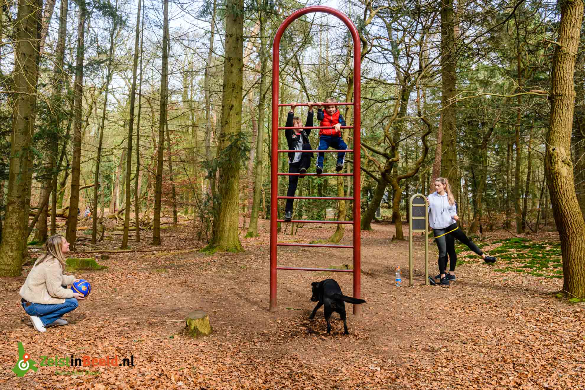 Marijne en Jurriaan mochten van hun moeder lekker even uitrazen op het klimrek. Trimbaan Zeisterbos alternatief om je kinderen even uit te laten.